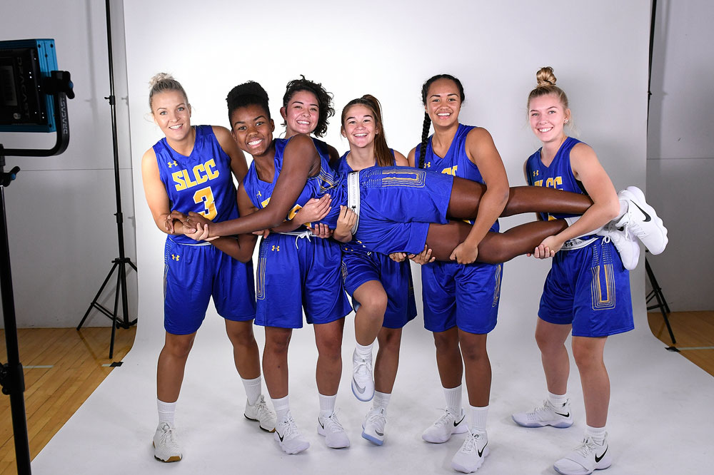 Women’s basketball hits the hardwood this month Women's basketball team photo