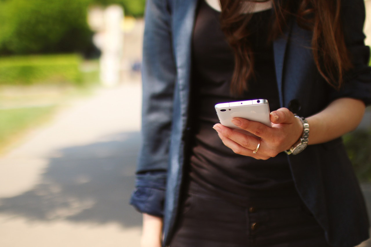 Top 5 apps for college students Girl with a smartphone