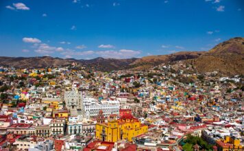 ‘Ni de aquí, ni de allá’: Navigating two cultural identities Aerial view of Guanajuato, Mexico