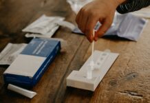 US government begins shipping free COVID-19 tests. Here’s how to order Person uses COVID-19 self-test kit