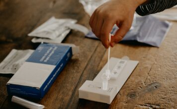 US government begins shipping free COVID-19 tests. Here’s how to order Person uses COVID-19 self-test kit