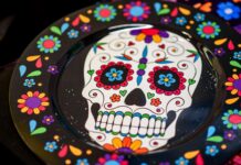 Las celebraciones del Día de Muertos en SLCC son más que sólo tradición Skull and flowers painted on a black plate