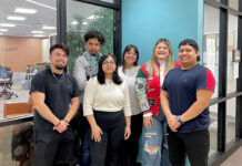 Six students revive club dedicated to helping Hispanic peers in STEM Los miembros del club SHPE posan para una foto grupal