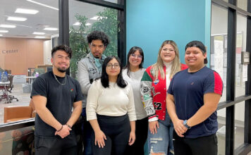 Six students revive club dedicated to helping Hispanic peers in STEM Los miembros del club SHPE posan para una foto grupal