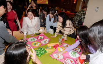 SLCC chào đón Tết Nguyên Đán với ẩm thực, đồ thủ công và khiêu vũ truyền thống Several casino players standing around a table covered with a green tablecloth
