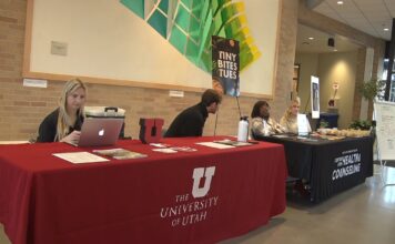 ‘Tuesdays with the U’ helps guide SLCC students through the transfer process U of U staff manning a table inside the AAB at Redwood