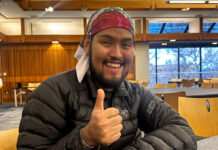 Migrantes: defensa y apoyo legitímo Isaías Cambridge giving a thumbs up