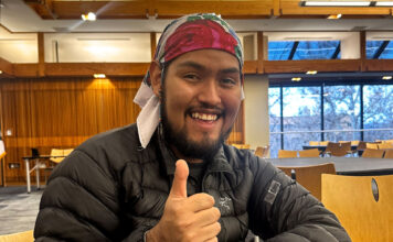 Migrants: legitimate defense and support Isaías Cambridge giving a thumbs up