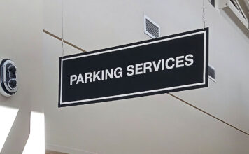 SLCC duplica el tiempo de gracia de las multas de parqueadero Sign and doorway to Parking Services