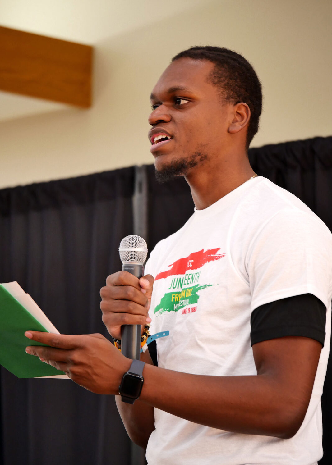 Najee Bey speaking into a microphone