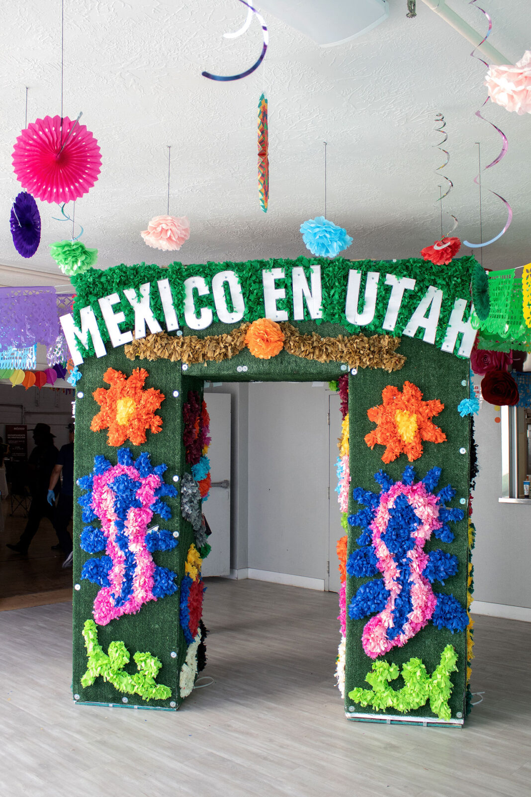 Crafted archway decorated with the words "Mexico en Utah"