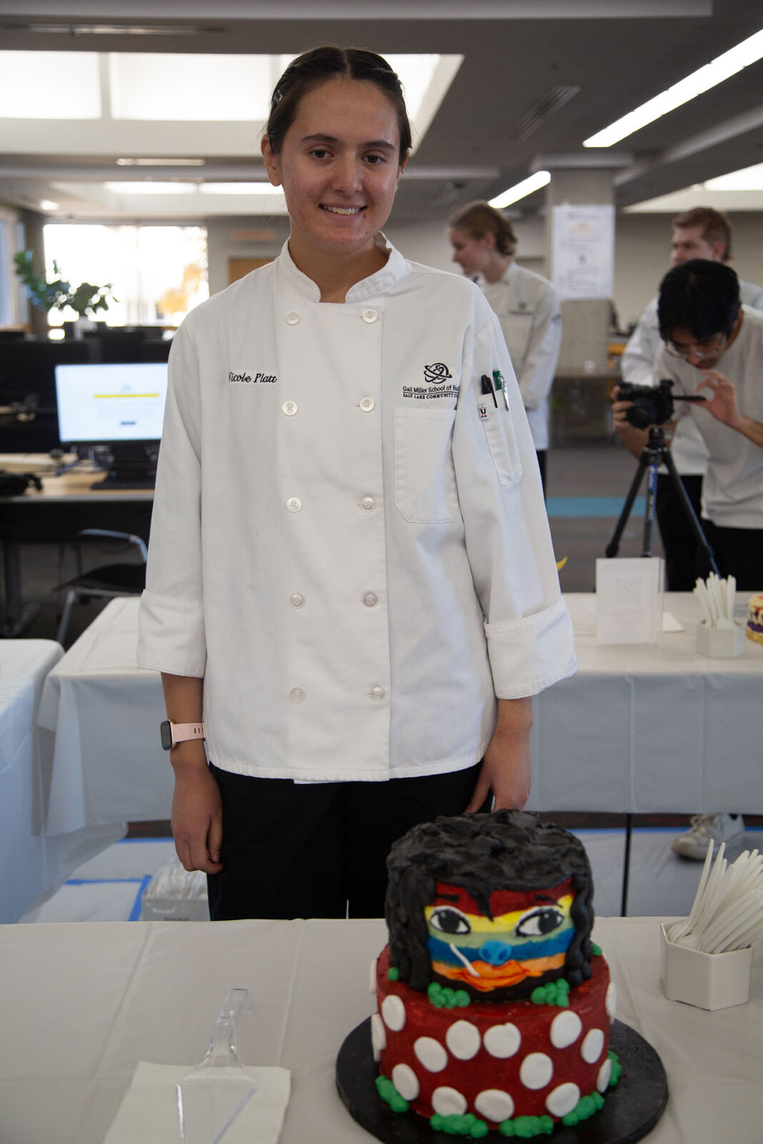 Nicole standing with her winning cake design
