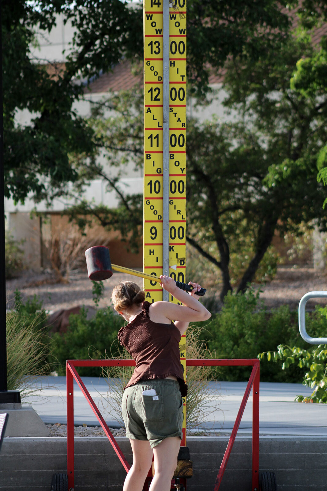 Festivalgoer swinging the hammer