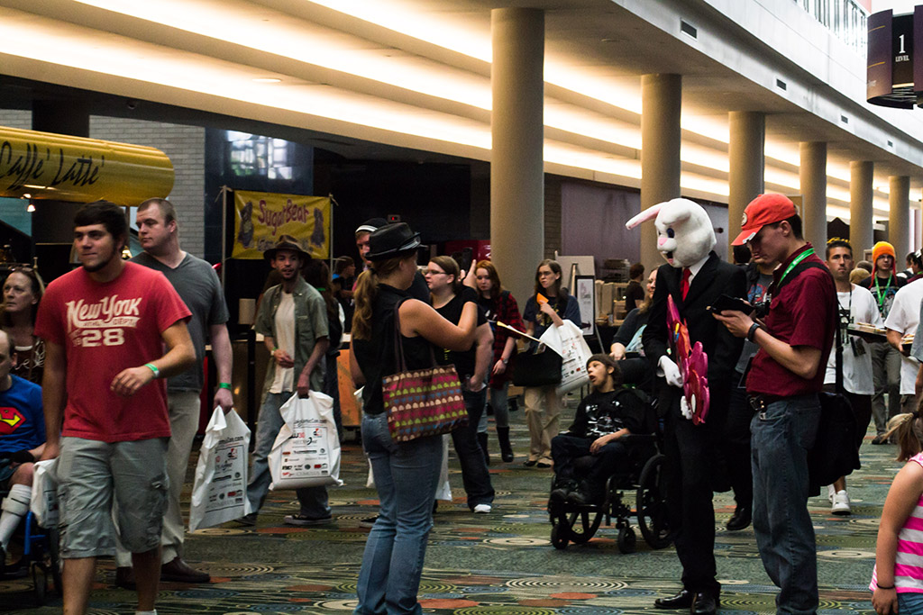 Salt Lake Comic Con 2013: photos from Day 1 Crowded Comic Con floor