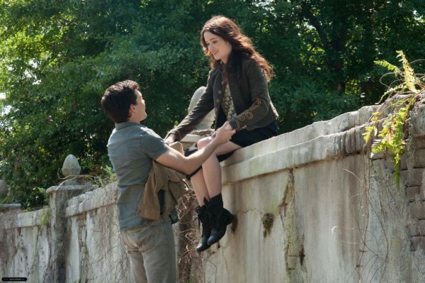 A still from Beautiful Creatures featuring Alice Englert and Alden Ehrenreich.