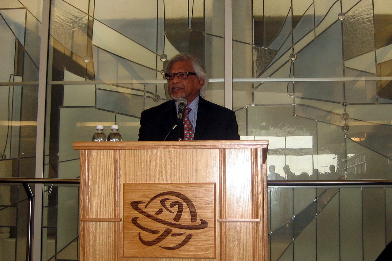 Gandhi’s grandson spreads his message of nonviolence at SLCC Arun Gandhi