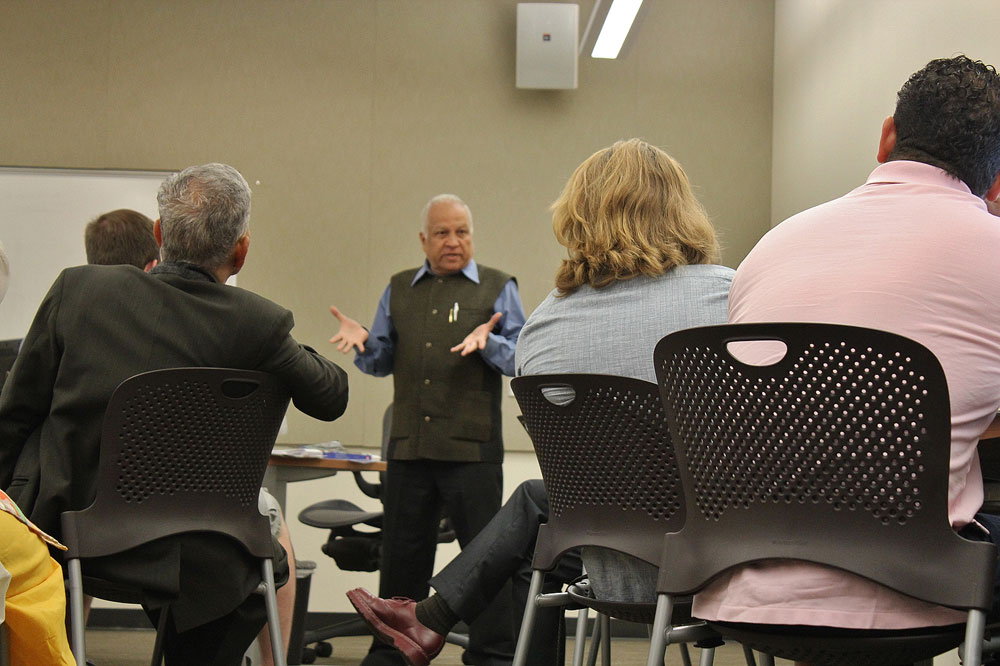 Journalism guru visits SLCC campus Kumar Ketkar lecturing