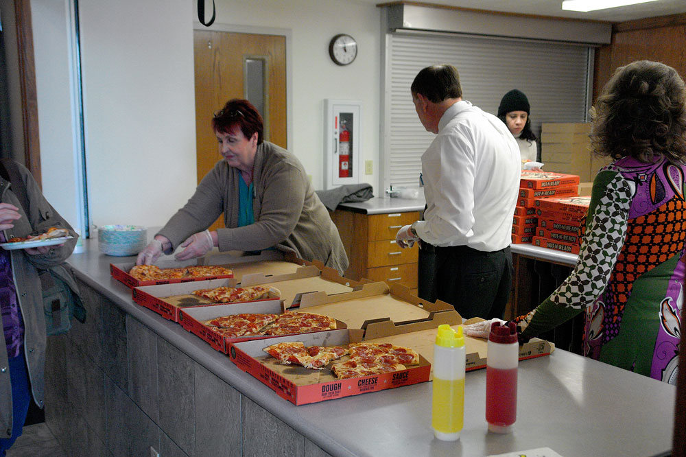 LDSSA welcomes SLCC students back to school Gail McDaniel hands out free pizza
