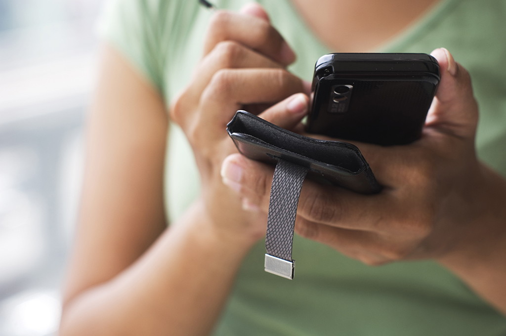 Top 10 apps for college students Woman holds a smartphone