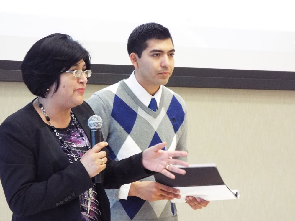 ‘Una Mano Amiga’ explains educational resources available for Hispanic students Luz Gamarra and Joel Romero from 'Una Mano Amiga'