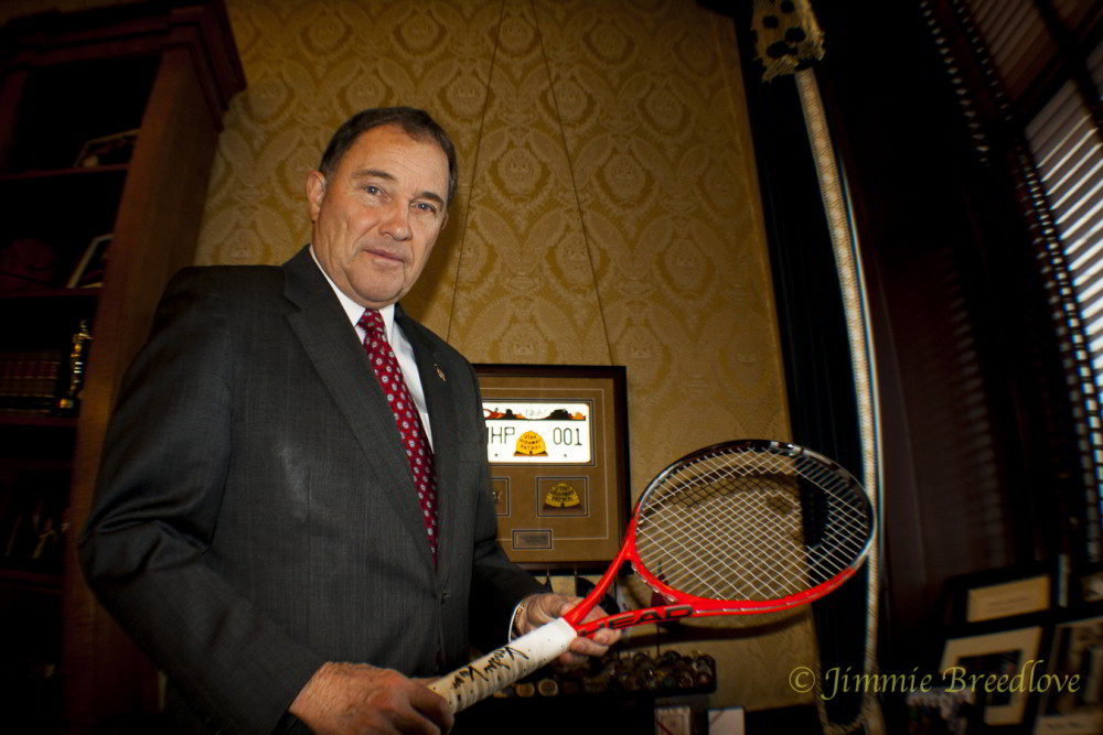 Photographer’s nerves put to the test during photo shoot with Governor The tennis racket he played with against Andre Agassi-Autographed