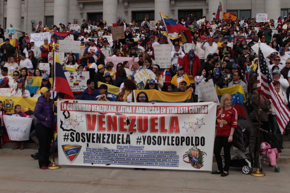Utahns unite for Venezuela! A large crowd on the steps of the Utah Capitol Building holding various signs and banners.